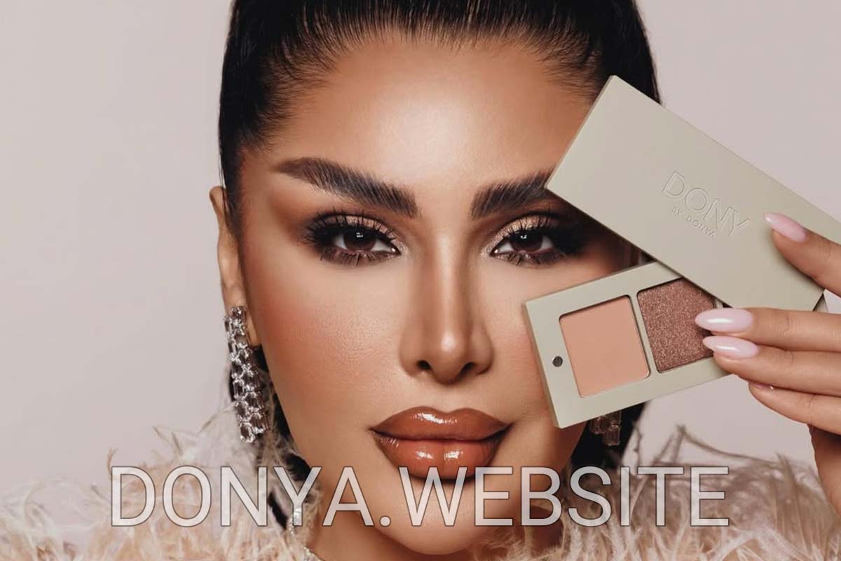 دنیا جهانبخت در حال تبلیغ محصول آرایشی Donya by Donya
